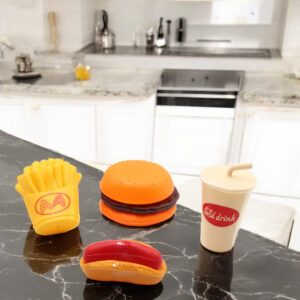 Kit Fastfood Infantil com Lanche Hamburguer + Cachorro Quente + Batata Frita + Bebida